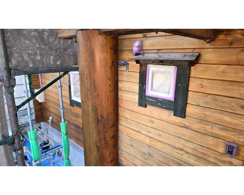 下地処理を終えたログハウスの木部の外壁