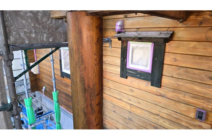 下地処理を終えたログハウスの木部の外壁